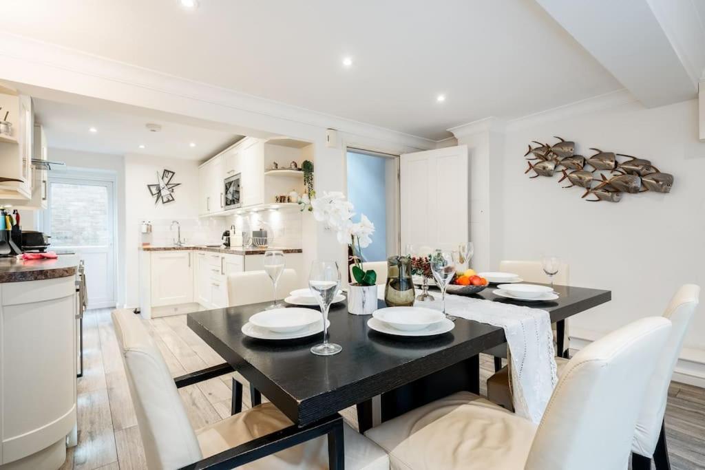 Spacious, Bright & Cosy ~ Ideal Victoria Location! Villa London Eksteriør billede