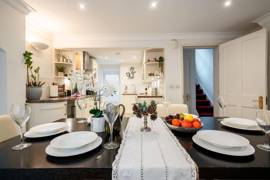 Spacious, Bright & Cosy ~ Ideal Victoria Location! Villa London Eksteriør billede